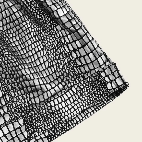 Paperbag Waist Knotted Crocodile Embossed Shorts - Picture 4 of 5